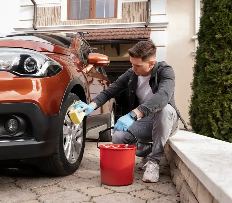 Lavage auto à domicile Sanssac-l'Église : professionnel intervenant sur un véhicule